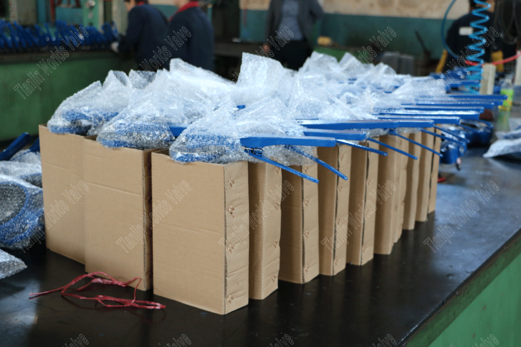 밸브를 감싸십시오