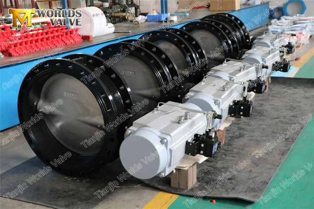 공압 액추에이터가 있는 이중 플랜지 버터플라이 밸브